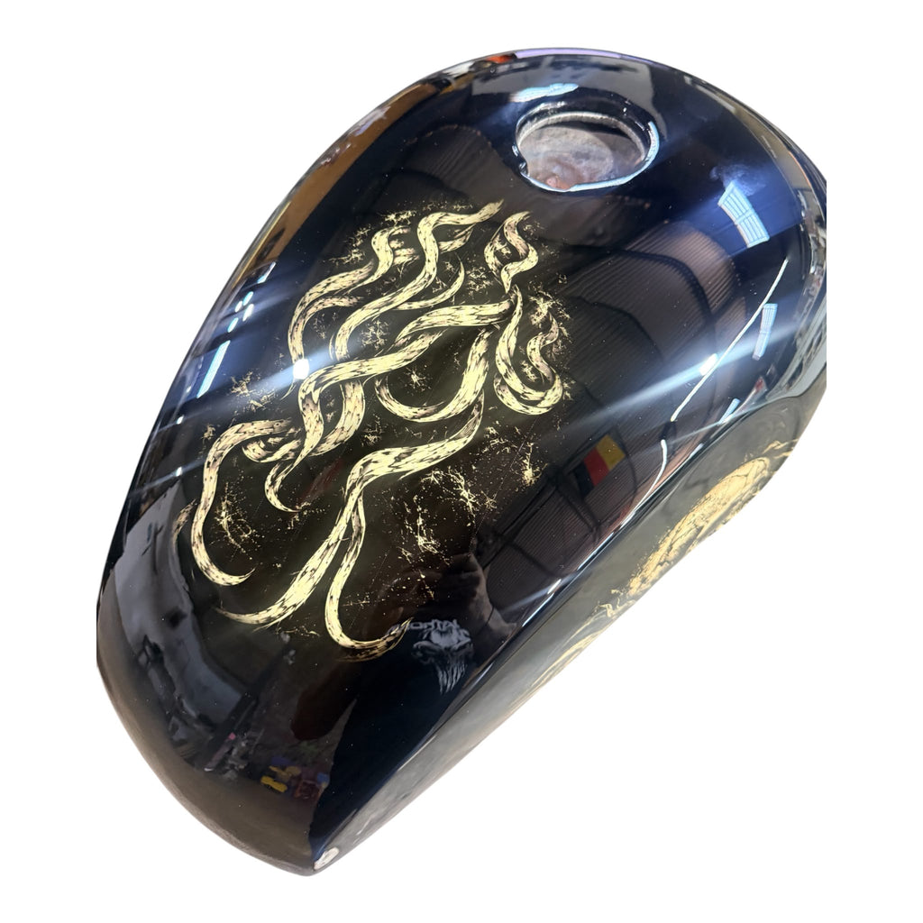 Golden Skull – Caveira Dourada & Arabescos | Tank Cover Premium